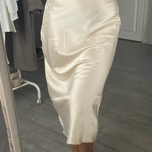 Superfin satinkjol - Superfin satinkjol ifrån chiquelle, den är använd 1 gång endast. Storlek S men passar även andra storlekar då den har ett stretchiga band i midjan samt dragkedja vid sidan❤️ Frakt tillkommer❤️ (nypris 399kr)