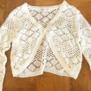 Vit stickad tröja - Stickad kofta från H&M i barnstorlek. Bra skick🤍
