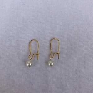 Örhängen  - Örhängen gjorda med öronkrokar och vita glaspärlor 🤍 Totala längd: 3 cm  Pris: 39 kr  Frakt: 11 kr  Kontakta mig vid intresse!  Bör ej komma i kontakt med vatten! Instagram: Thelmassmycken 