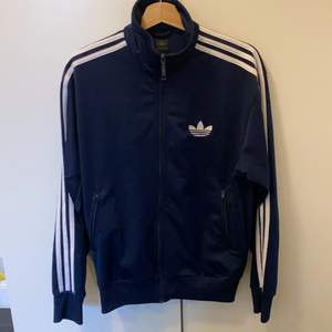 Så snygg klassisk Adidas-jacka i mörkblå ton. Fint skick