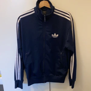 Adidas jacka M mörkblå - Så snygg klassisk Adidas-jacka i mörkblå ton. Fint skick