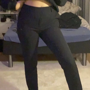 Kostymbyxor - Säljer dessa sjukt fina kostymbyxor jag aldfig använt, storlek S och kan även passa som M då dom är ganska stora, 250 kt + frakt, går och buda! 