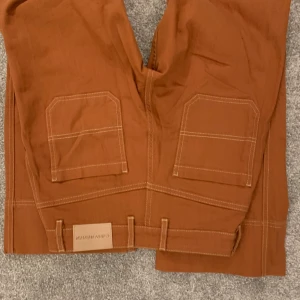 Raka byxor med coola söm-detaljer  - Sjukt snygga raka byxor Från Carin Wester, storlek 34. Mer brunare i färgen än vad som framgår på bild 1 och 2. Frakt ingår ej, buda!