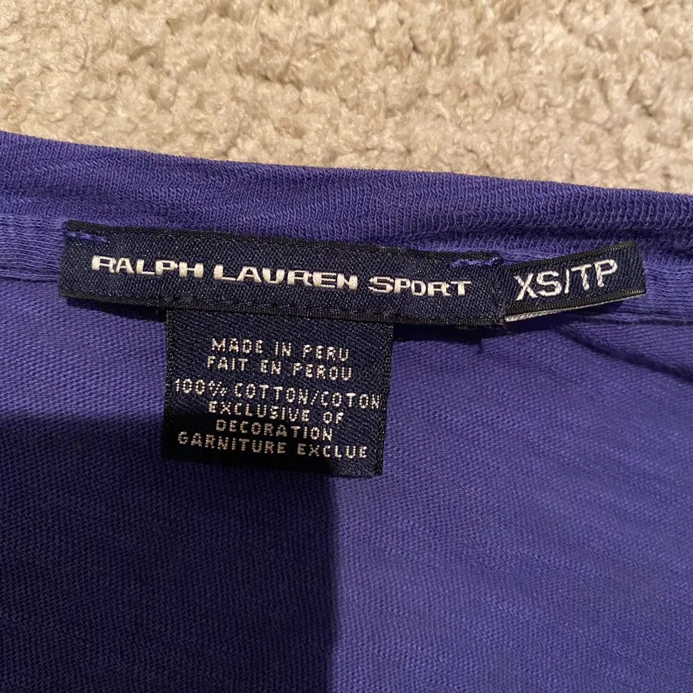 Fin blålila långarmad tröja från Ralph Lauren. Stl XS. Ganska tunt material. Säljer då den blivit för liten för mig. Frakt på 42kr tillkommer! 💛. Tröjor & Koftor.