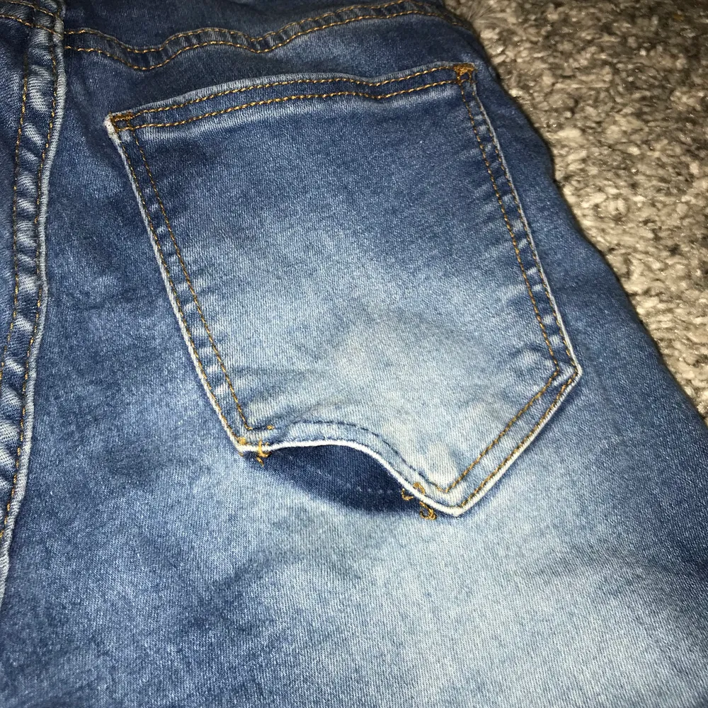 Säljer ett par blå bootcut jeans från dr denim. De har ett hål i sömmen på bakfickan. Möts upp vid köp💕. Jeans & Byxor.