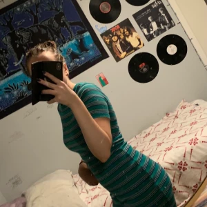 Grön klänning - En grön tight kortärmad klänning, den är ganska väll andvänd och lite nopprig (men det syns inte när man har den på sig). Säljer den då den börjar bli för liten. ☺️ Köparen står för frakten