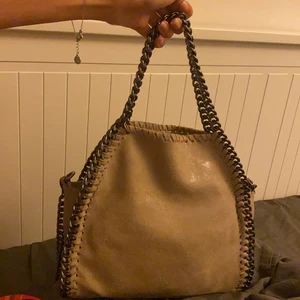 Stella mccartney liknande väska - Stella mccartney liknande väska, ser såå äkta ut och är i jättebra skick. !!BUDA!!