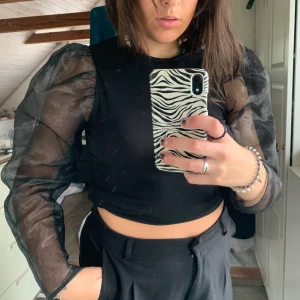 Fest topp - Säljer denna super snygga topp! Perfekt till fest! Kan både kläs upp och kläs ner med tillexepelt ett par blå jeans. Storlek S, säljer för 80kr