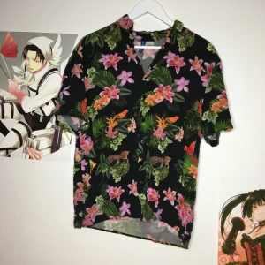 Pappaskjorta med fåglar. Strl: S - Köpt på herravdelningen. Lätt och skönt material!////Skriv gärna om du vill ha mer bilder/bilder med plagget på - hade inte möjligheten att ta bild med alla plagg på :) TVÄTTAS EFTER BILD TAGEN kramiskrambjörn på dig