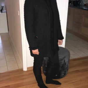 Kappa - Svart kappa med guldiga knappar.   inköpt på Sarah 