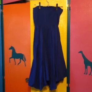 Blå klänning - Kort blå klänning, med strecht i den övre delen.