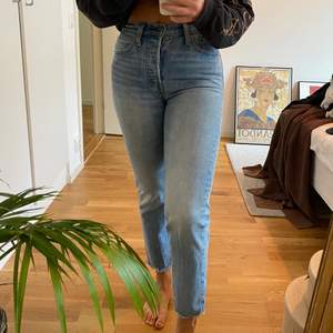 Cropped jeans från Levis. Stretchiga och Midrise midja. Vet inte vad modellen heter,tror den har utgått. Strl 27 i midja men upplever de som lite mindre i storlek. Använda men mycket bra skick! Jag är 160 cm 