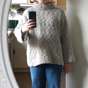 Oversized stickad tröja - Så mysig stickad tröja! Skulle säga att den passar xs-m. Vill du ha fler bilder eller undrar något, skriv privat!
