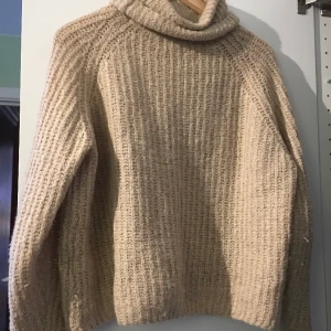 Stickad polo - Såå fin beige stickad polotröja. Helt oanvänd 