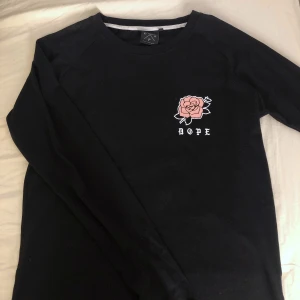 Dope - Snygg och skön långärmad tröja från Dope i storlek XS med tryck på ryggen. Använd fåtal gånger och säljer då den inte kommer till användning. Frakt tillkommer!✨