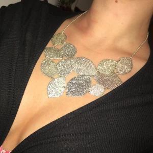  Halsband  - Fint och skönt halsband. Passar till fester och en fin detalj till vardagen