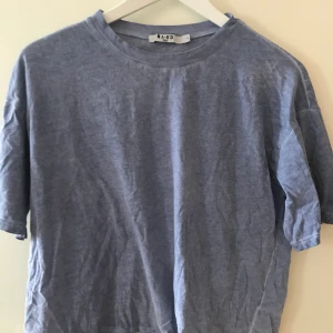 Basic t-shirt nakd - Passar en kortare person. Jag är 175 cm och den är lite kort. Annars fin, lite oversized. Frakt 42 kr.