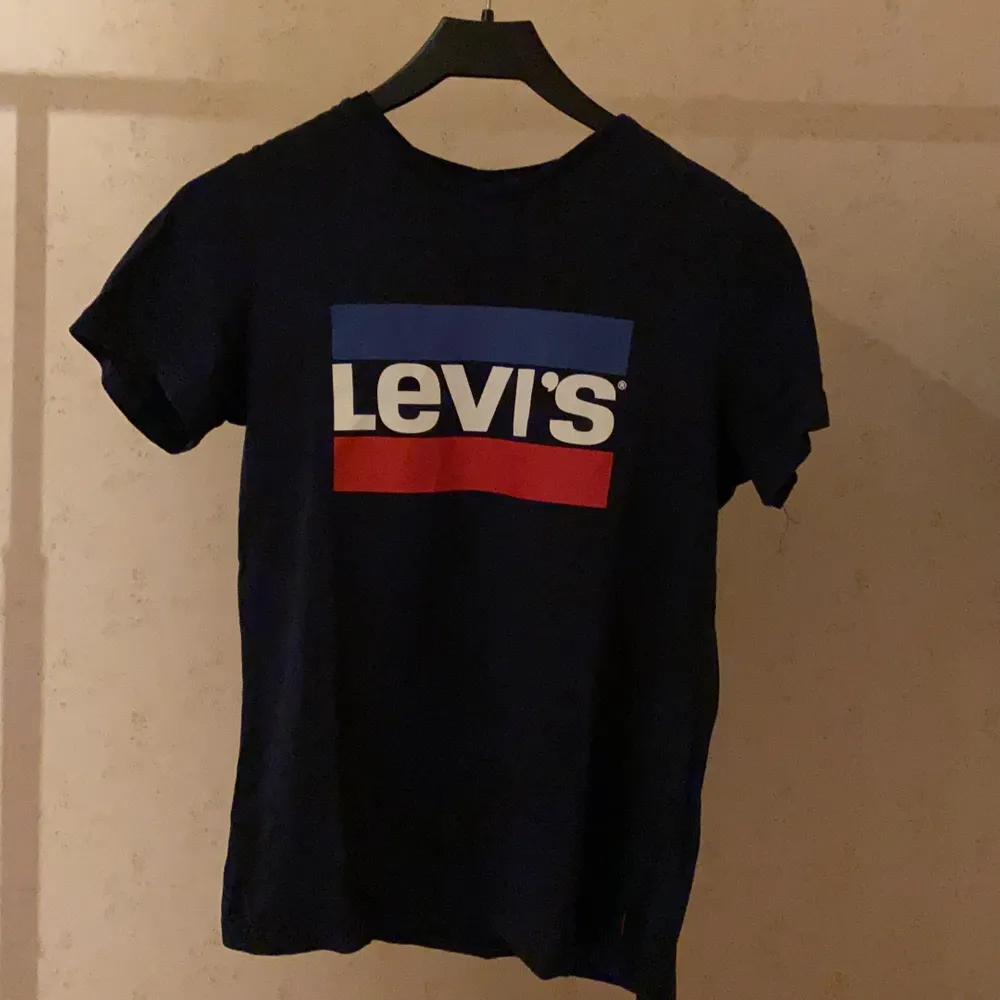 Mörk blå levi’s tröja storlek S fast den är lite oversize oanvänd köpt på Levi’s säljs för att jag inte har en användning av den köpt för 400kr . Tröjor & Koftor.