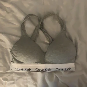 Calvin klein top - för tajt därav säljer jag den. jätte skönt matreal