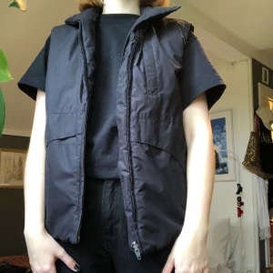 Väst - Svart vest! Jättebra skick :) frakten kostar 63kr, köparen står för frakten. Fråga om du vill ha fler bilder