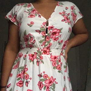 Sommarklänning M/L - Fin sommarklänning i storlek 40, funkar för M/L. Slutar ovanför knäna (165cm).