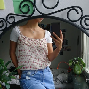 Blommigt linne - Blommigt mesh linne från Sister S kan eventuellt användas som klänning eftersom den är ganska lång