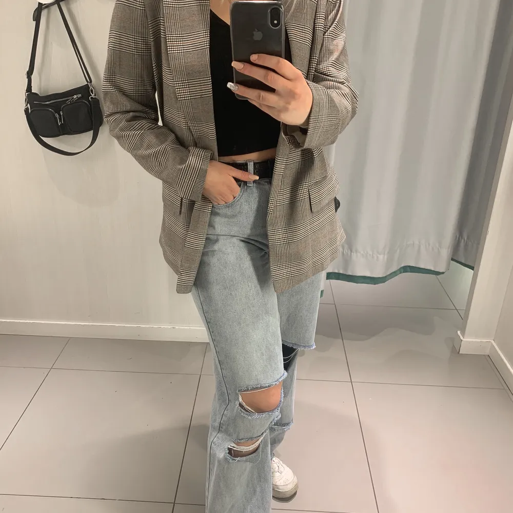 Säljer mina jeans från boohoo. De är oversized i strl 42 och de ser ut såhär på mig som annars brukar ha 38-40. Har klippt av dom så dom passar runt 170cm. . Jeans & Byxor.