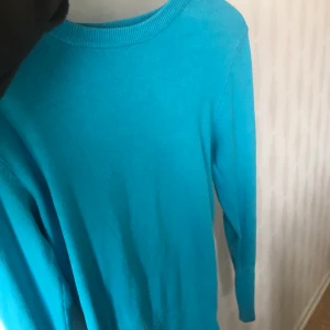 Gosig blå tröja - Super varm & skön nu till hösten, aldrig använd. Frakt tillkommer: 44kr💕