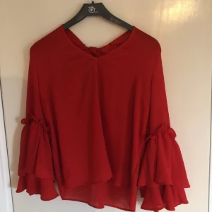 Hm topp - Mycket fin topp från HM, som inte har används så mycket. Super bra skick😊 Har fin snytning på baksidan. Köp för 60 kr + frakt. Storlek M, funkar för de flesta i storleken, beroende på hur man vill den ska sitta.