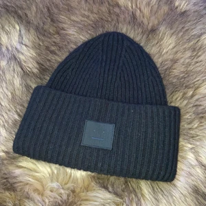 Acnemössa  - Säljer min svarta Acnemössa, bud börjar på 600. Inte använd mycket