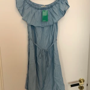 Denimklänning, off shoulder - Denimklänning off shoulder stel 36 men funkar för 38 också. aldrig använd! Pris kan diskuteras vid köp av fler varor/snabb affär! Köpare står för frakt. 