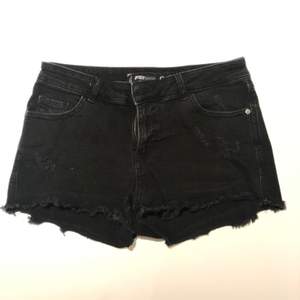 Svarta shorts med slitningar 🦕 Storlek S, säljes pga att de är för små för mig. Mycket gott skick, 70kr + frakt ✨