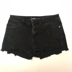 Svarta shorts med slitningar  - Svarta shorts med slitningar 🦕 Storlek S, säljes pga att de är för små för mig. Mycket gott skick, 70kr + frakt ✨