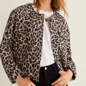 Leopard jacket Mango - Säljer denna mycket sparsamt använda jackan från Mango. Som ny i kvalite och utseende