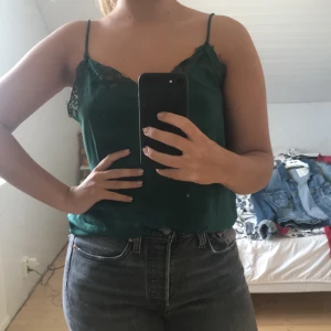 Grönt linne med spetsdetalj  - Jätte fint fest linne i ett lätt material.💗