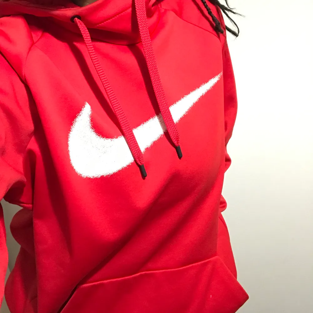 As skön Dri-Fit Nike hoodie! Oversized på mig som är XS.. Hoodies.