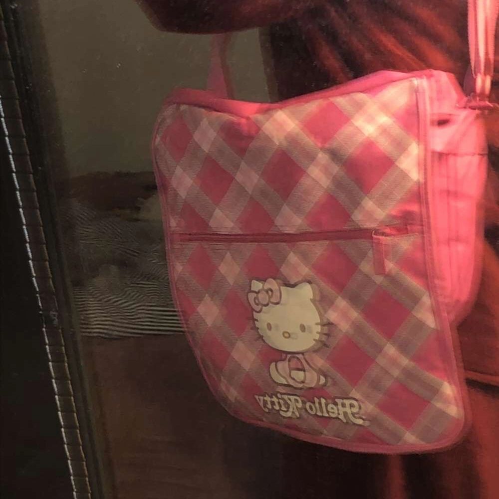 (Säljer åt en kompis) Sååå fin hello kitty väska i perfekt skick:)) kommer va inte till användning💞 . Väskor.