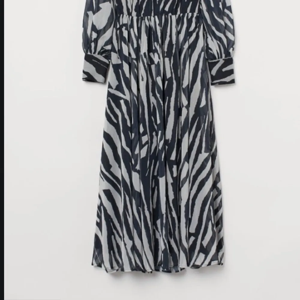 Härlig klänning från H&M i zebramönster. Oanvänd i strl 38. Säljer för 300 kr. . Klänningar.