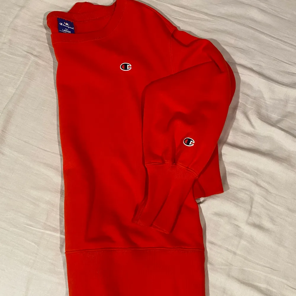 superfin röd tröja från champion, älskar den men bara använt den ett fåtal ggr. Strl L men skulle säga att den är mer som en M i storleken. Hoppas ni gillar den! älskar för övrigt den tjocka mudden och märket på armen!! . Tröjor & Koftor.