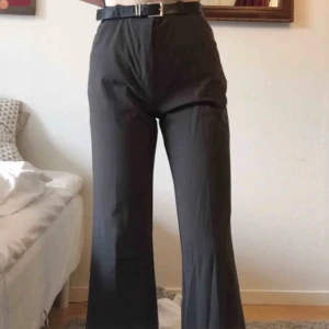 Kostymbyxor - Säljer dessa vintage kostymbyxor köpta här på Plick då de inte passade som jag hade tänkt mig. Dom är i bra skick i en superfin mörkgrå/grön färg❤️ (bilderna är från förra ägaren)