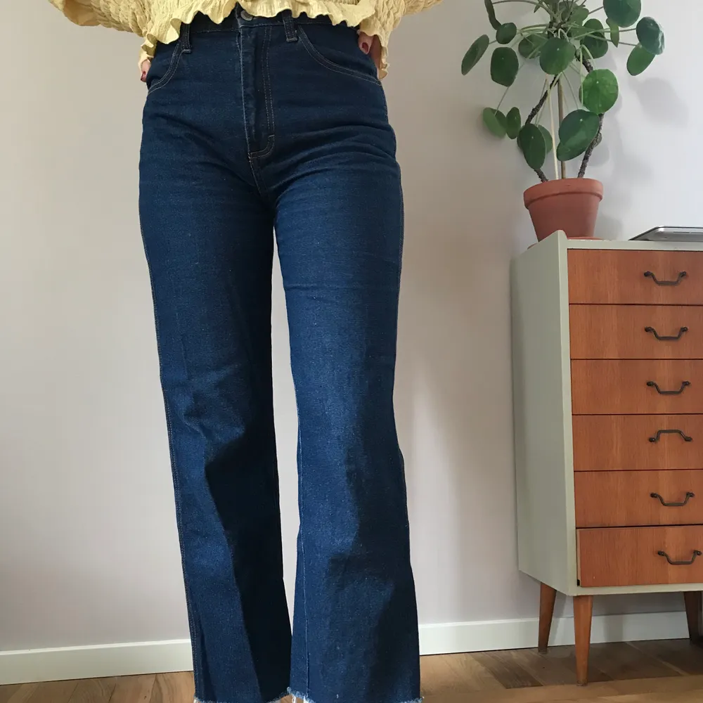 Mörkblåa raka jeans från Brandy Melville, passar storlek S/27! Supersnygg mörk tvätt och passform! . Jeans & Byxor.
