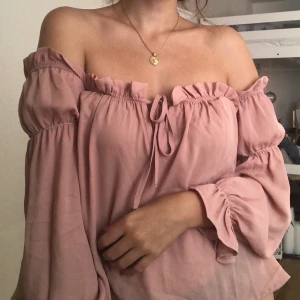 Off shoulder-topp - en så fin laxrosa/gredelin off shoulder-topp fem NLY trend. helt oanvänd med lappen kvar! justerbar där fram (rosett, se bild) där man kan knyta. säljer för att den tyvärr inte passar mig! 100kr+frakt 💞