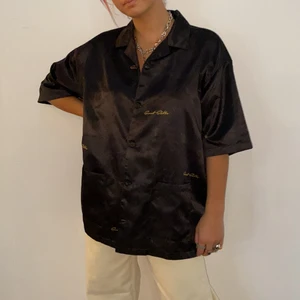 SVART SKJORTA FRÅN JUNKYARD - super snygg skjorta från junkyard som jag använt endast en gång💛 nypris: 399