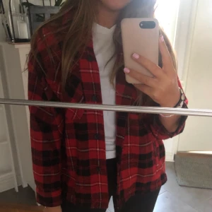 Jacka - En rödsvart rutig jacka ifrån zara, passar perfekt nu till hösten🍂🌟 Sparsamt använd så den är i bra skick!            (Köparen står för frakt)