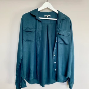 Snygg skjorta  - Använd 1 gång så i fint skick. Nypris 999kr.