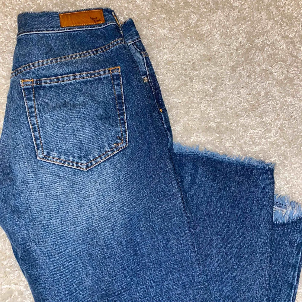 Blåa helt oanvända jeans mom jeans från bikbok med snygg detalj nedtill!. Jeans & Byxor.