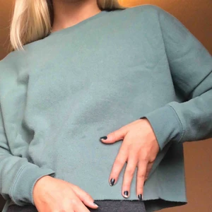  - Grön croppad sweatshirt från primark! Inköpspris 100kr, köparen står för frakten! Kan mötas upp i Lund🤍