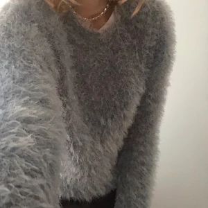 Lurvig tröja - Grå lurvig tröja. Mycket bra vinterplagg. Använd fåtal gånger. Lite oversized. Mycket fint skick och användbar till mycket. Frakt: 60 kr