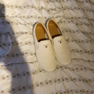 Gant skor - Storlek 42. Nästintill oanvända, se bild. Vita gant skor i toppskick