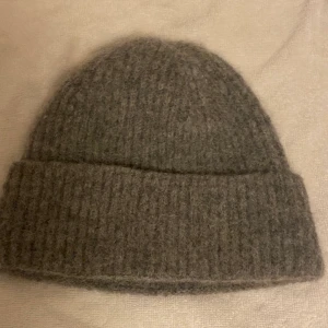 Mössa  - Jätte gosig och snygg mössa, som inte kommer till användning. I fint skick och inte stickig alls. Ink frakt✨ 